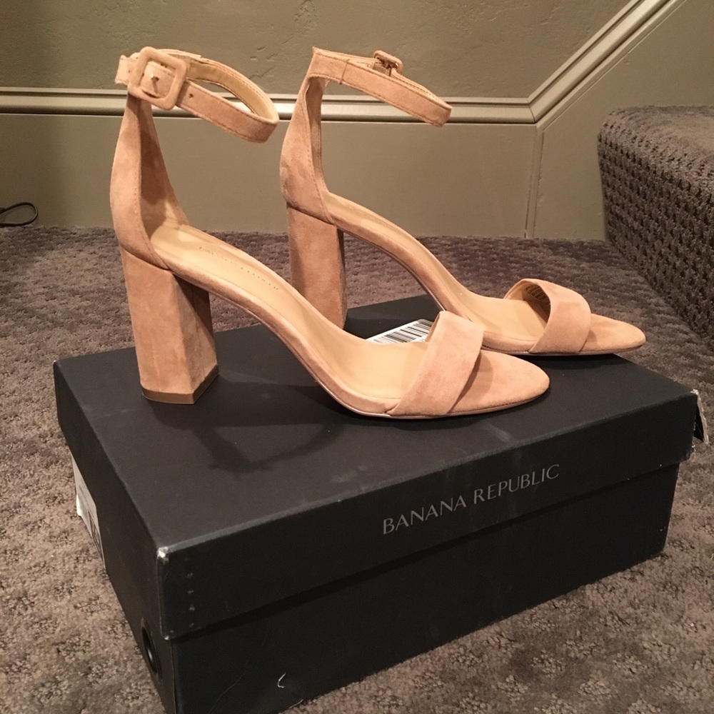 Banana Republic 7.5 Block Heel Nude Suede